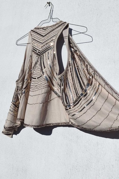 Красивая замшевая жилетка расшитая бисером