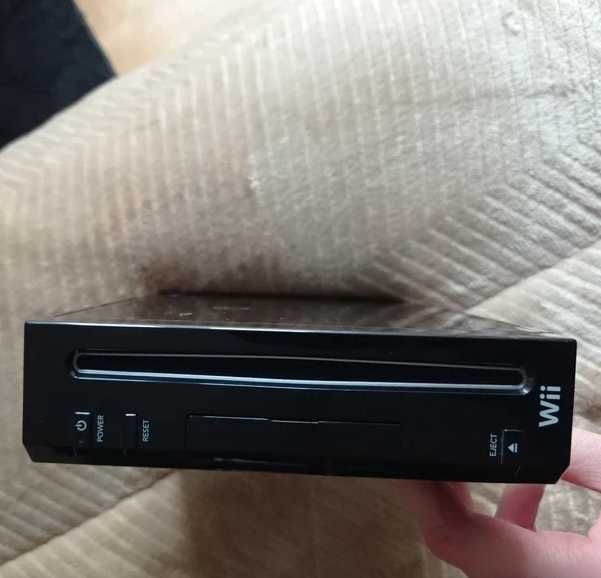 Nintendo Wii Preta + Caixa + Jogo + 2 Comandos + Acessórios
