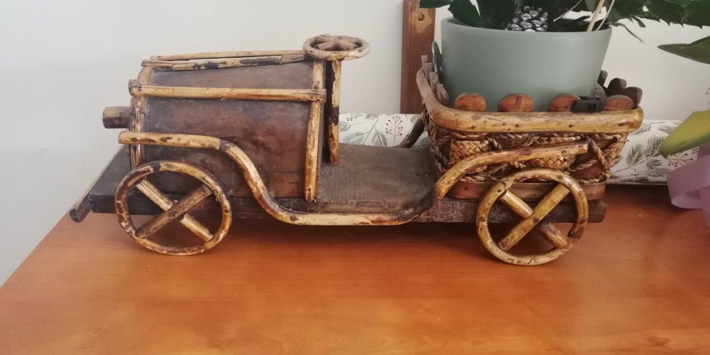 Carro antigo decorativo em vime