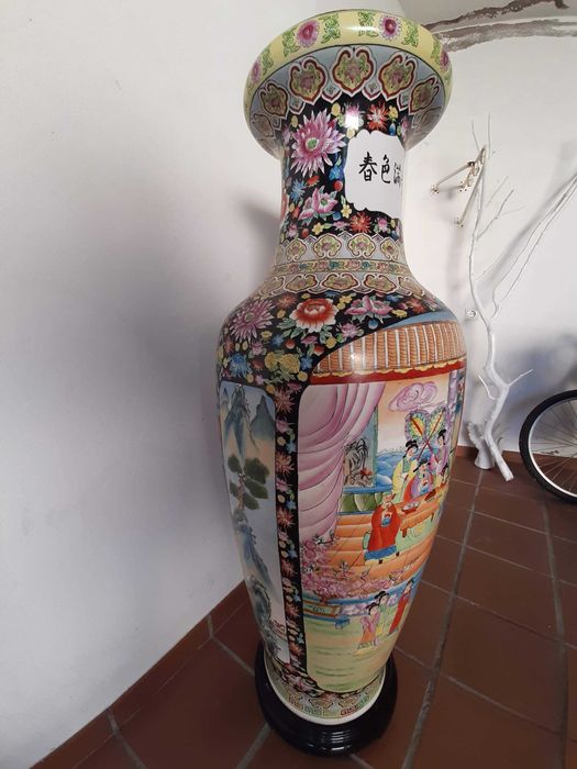 Jarrão de porcelana chinesa de grandes dimensões, pintado a mão com cenas do quotidiano. Cerca de 1,50m de altura.
