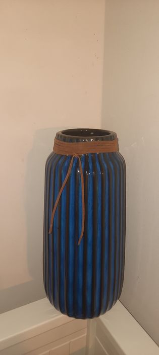 Wazon ceramiczny granatowy – nowoczesny, dekoracyjny