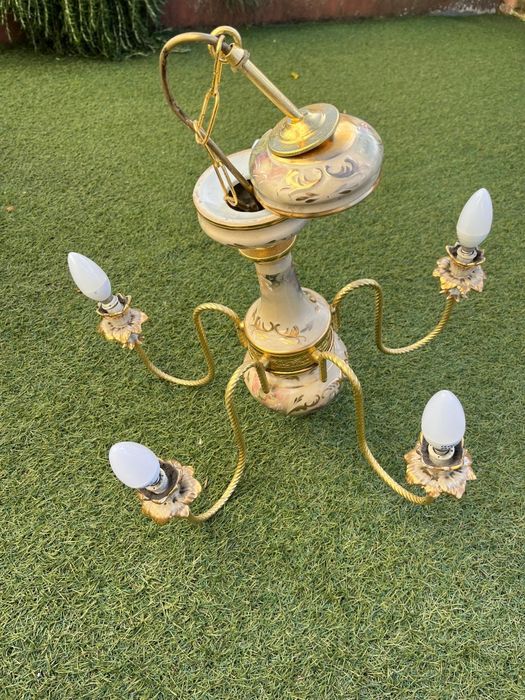 Vendo candeeiro de teto em porcelana maravilhoso