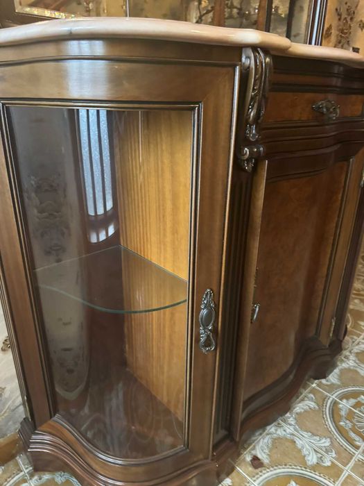 Móvel de entrada em madeira mogno com topo de mármore rosa