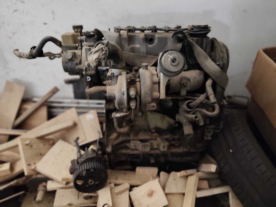 Motor Mazda 6 (gripado por falta de óleo). Vende-se completo com todos os periféricos.