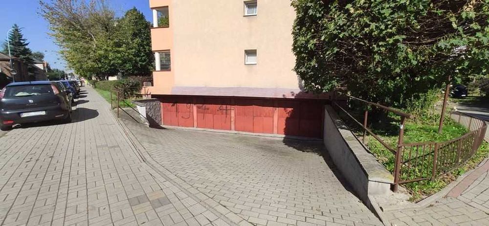 Garaż Wincentego Pola 9, w bryle bloku -ciepły , prąd, kw założona .