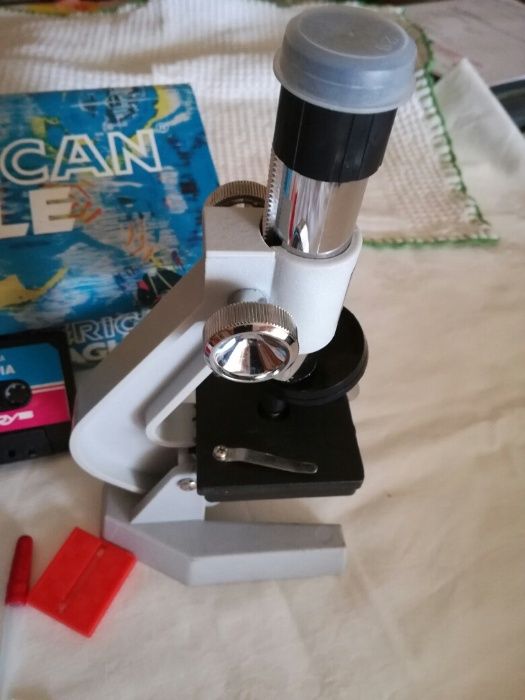 Microscópio novo com Kit de experiências