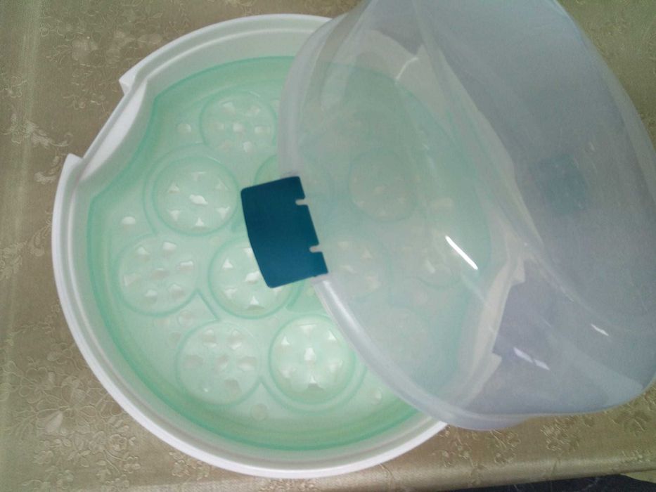 Mesa bebê muda fraldas e esterilizador de biberões