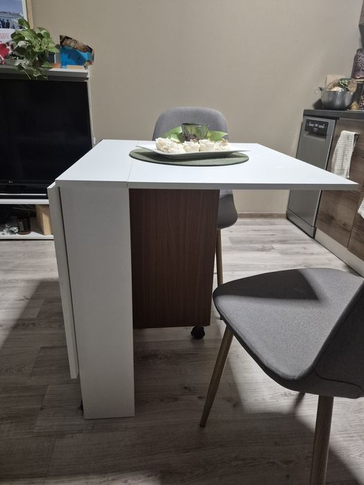 Rozkładany stół i cztery krzesła