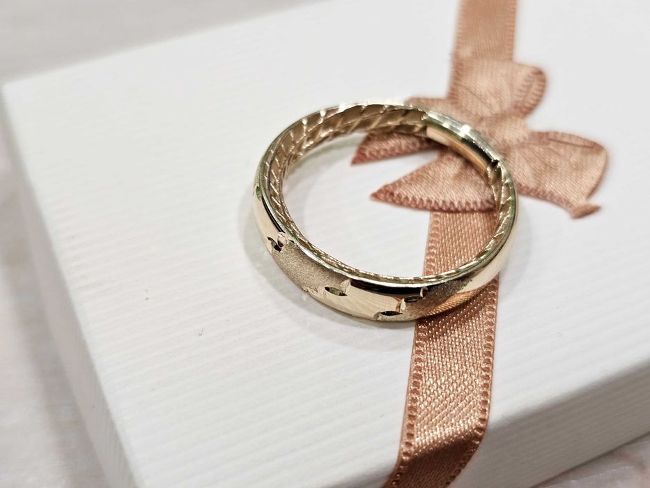 Złoty obrączkowy pierścionek z wzorami PR 585 R21