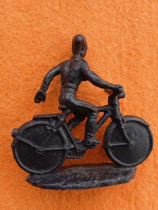 Antigo Boneco Monocromático
