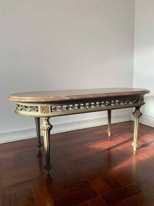 Mesa de centro com tampo de mármore