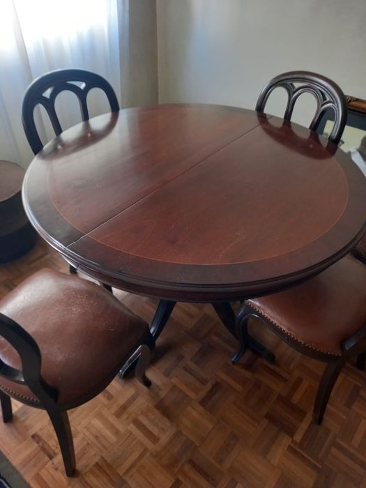 Mesa de jantar com cadeiras