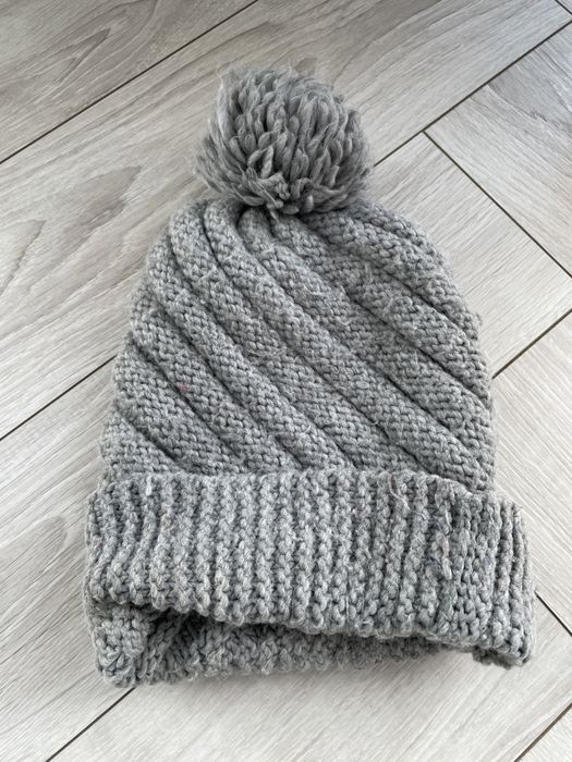 Szara damka czapka z pomponem