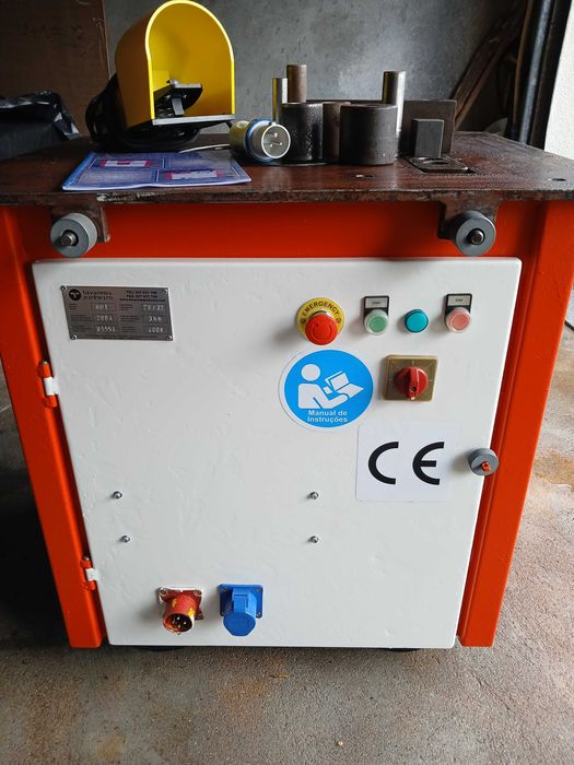 Maquina De Cortar e Dobrar Ferro 26/32
