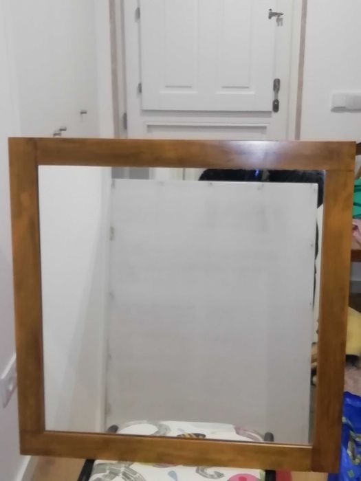 Espelho com moldura de madeira