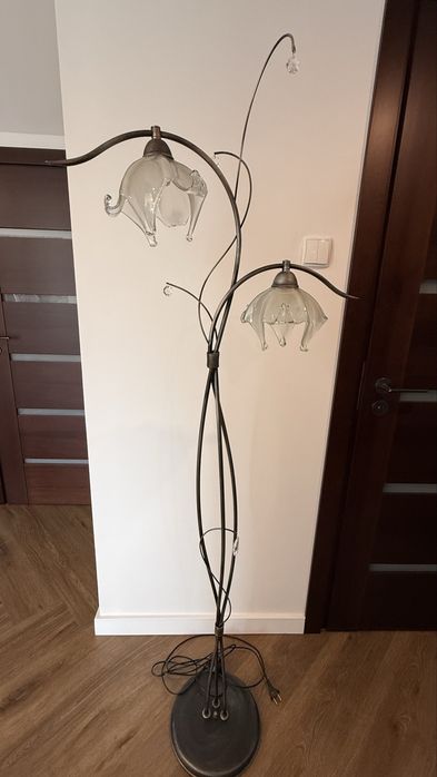 Lampa stojąca z dwoma szklanymi kloszami – dekoracyjna