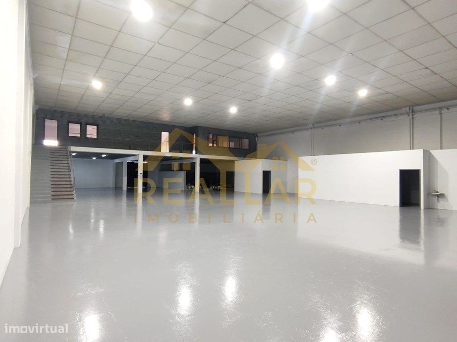 Excelente armazém localizado em Perafita