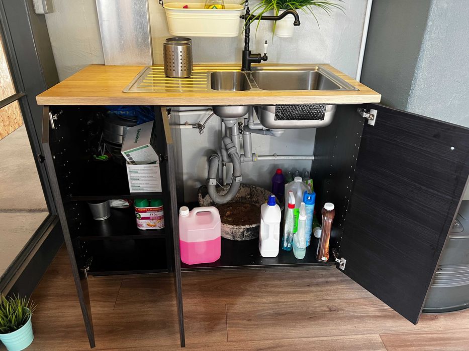Kitchenette completa com armários, lava-loiça e bancada