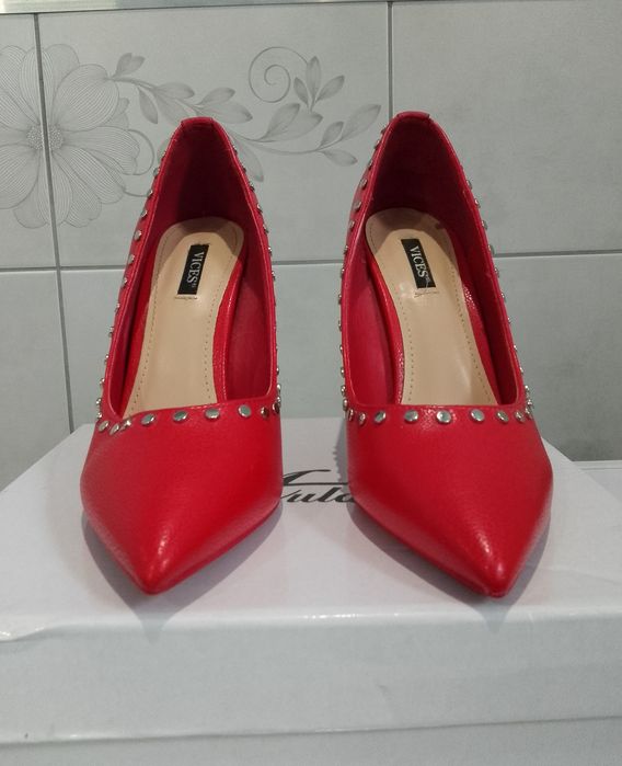 Czerwone szpilki ćwieki