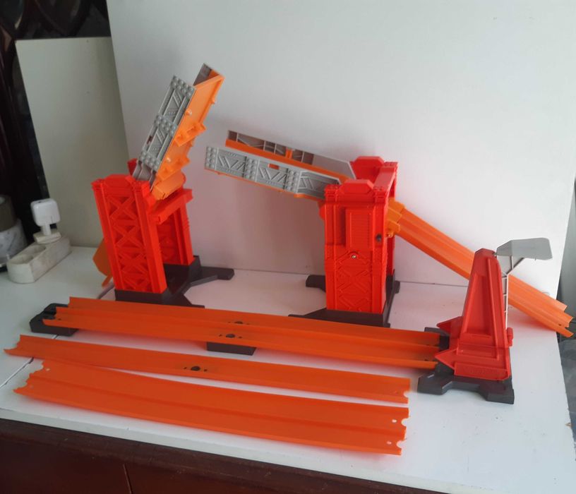 Pista Hot Wheels Track Builder Ponte de Acrobacias Motorizada