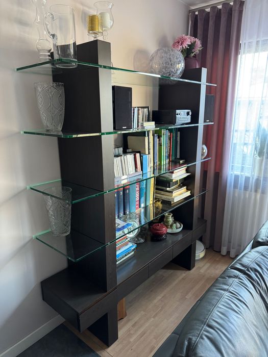 Ładny regał na książki