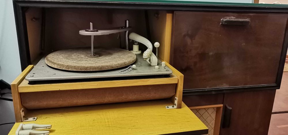 Móvel com gira-discos e rádio antigo