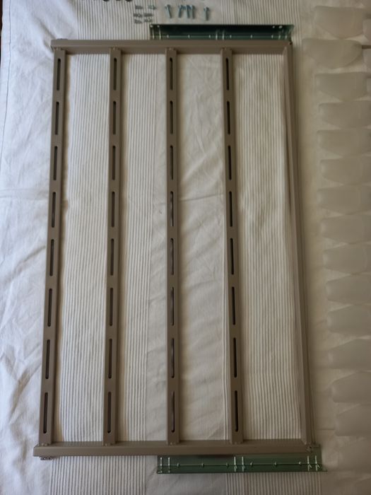 Wysuwany stelaż na buty Komplement do szafy Pax od IKEA.