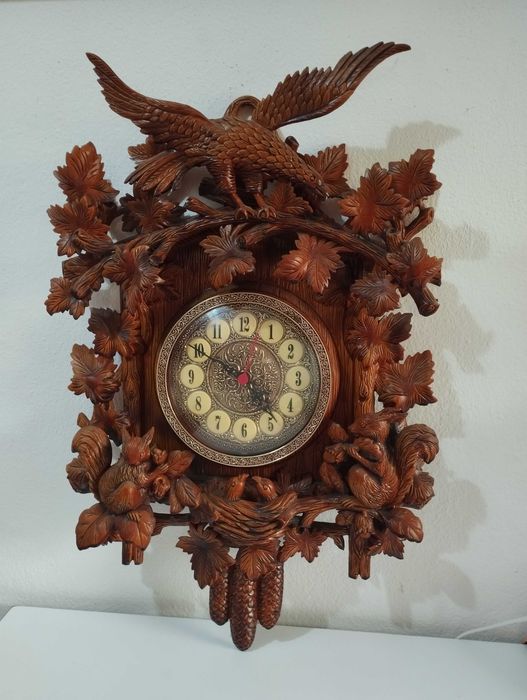 Relógio de parede vintage uma peça de arte esculpida