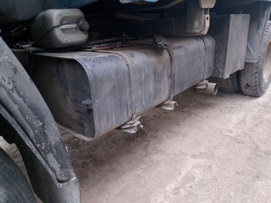 Продам два баки 1 камазовський 300літрів 2 Урал 300літрів