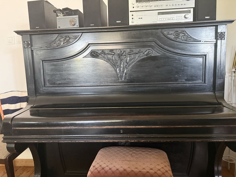Zabytkowe przedwojenne pianino