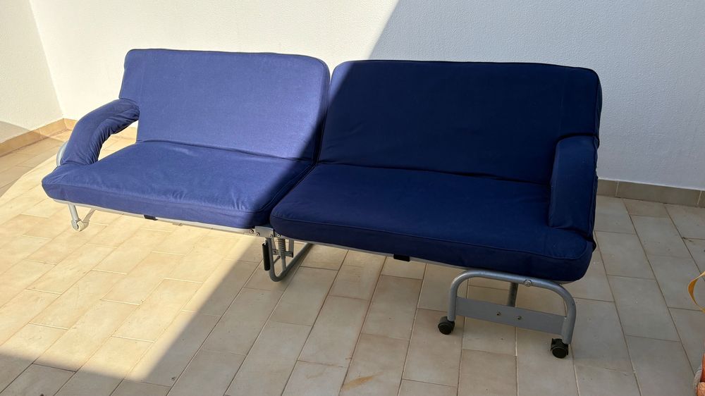 Sofá cama azul dobrável
