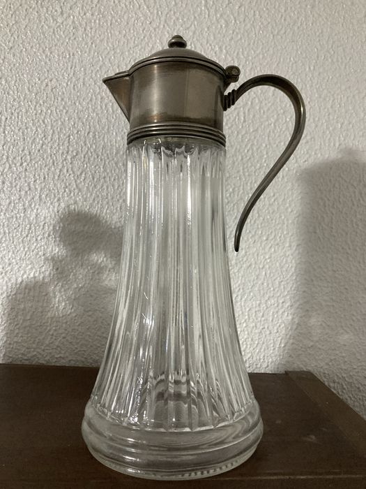 Jarro com tampa em vidro e metal com 35cm de altura.