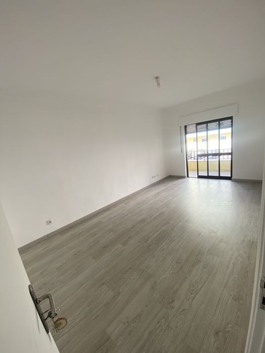Aluga-se Quarto de Casal nas Paivas - Amora