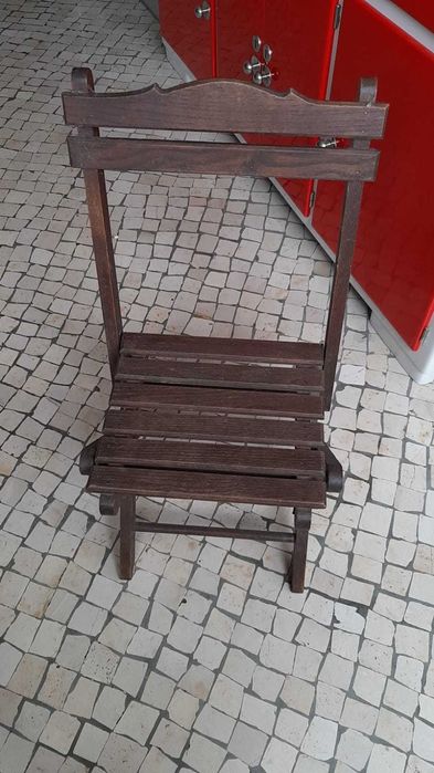 Cadeira muito antiga em madeira