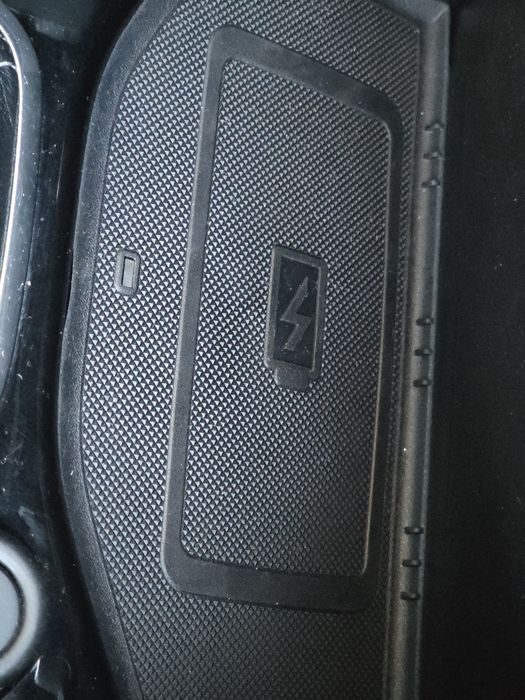 Vendo ou troco kit Original Ford para carregar telemóveis