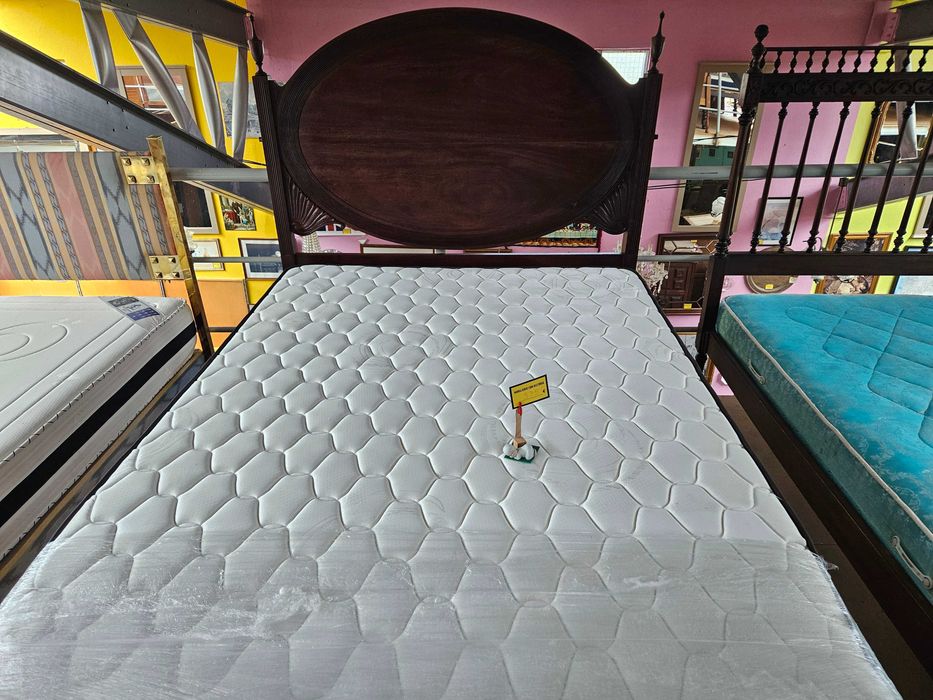 Excelente cama antiga com estrado e colchão - óptimo estado geral