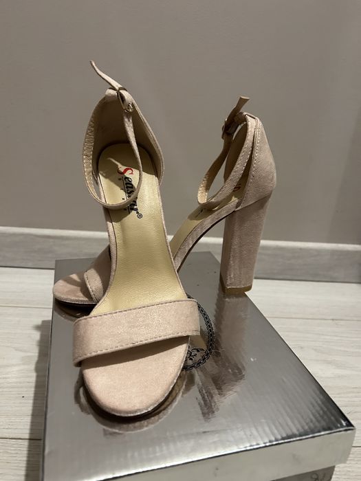 Buty na obcasie r 40 dl.wkl. 24-24,5 cm nowe
