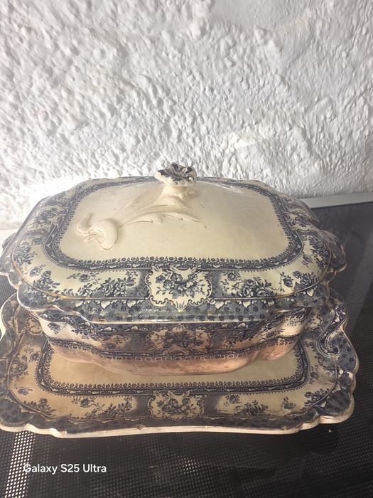 Terrina muito antiga com mais de 100 anos