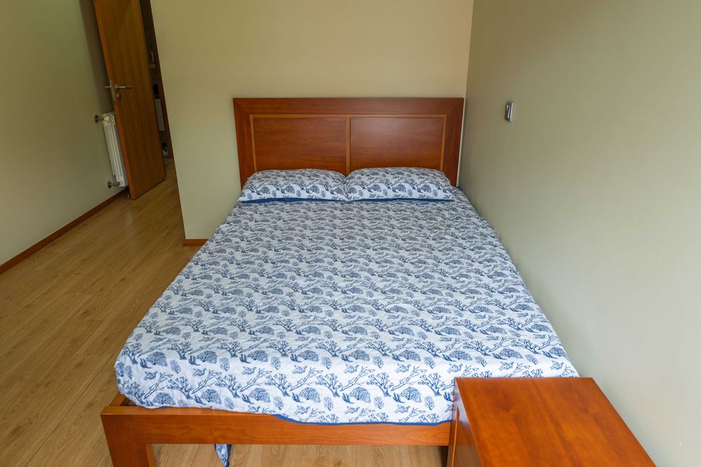Mobília quarto - Cama + mesas cabeceira.