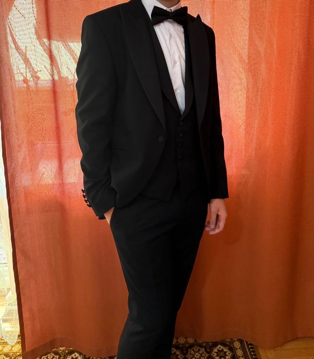 Чоловічий випускний костюм