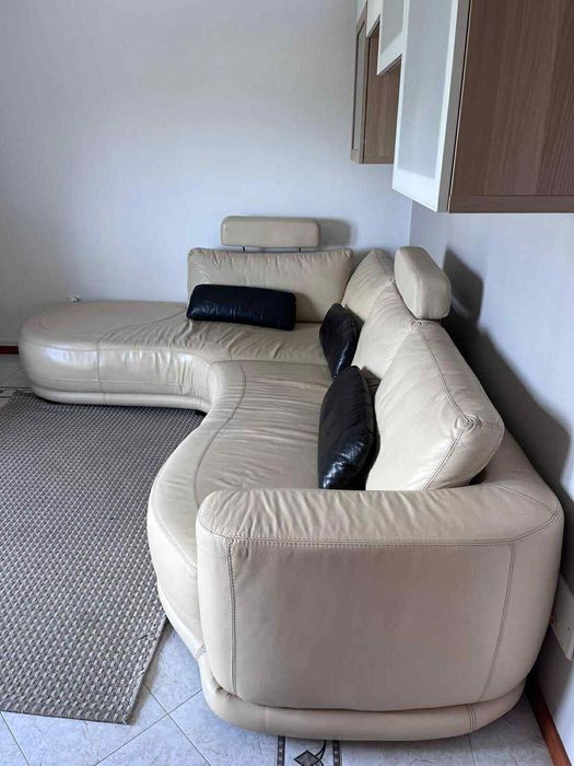 Chaise longe de couro cor bege semi-novo