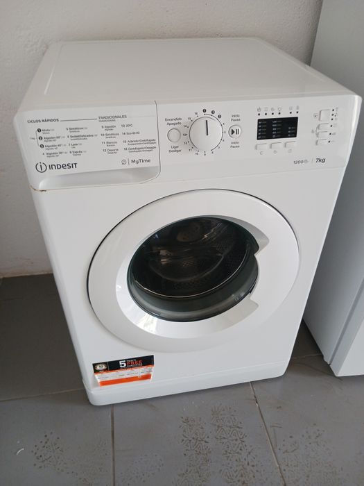 Máquina de lavar roupa indesit 7kg classe A++ 1200rpm em excelente estado pouco tempo de uso.. ..