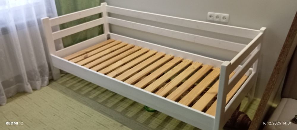 Кровать деревянная