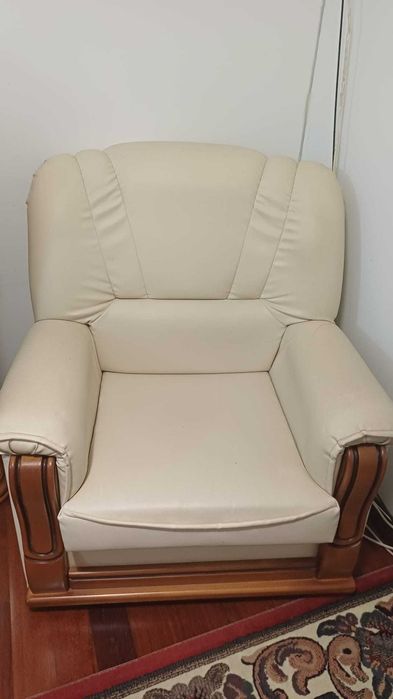 Sofá + Poltronas em Pele e madeira maciça