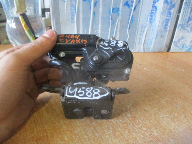 Fechadura / fecho da mala TOYOTA Yaris (_P9_)