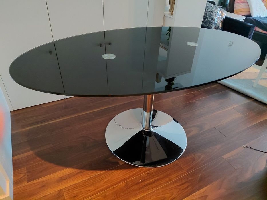 Mesa de Jantar Oval em Vidro Preto com Base Cromada – Design Moderno