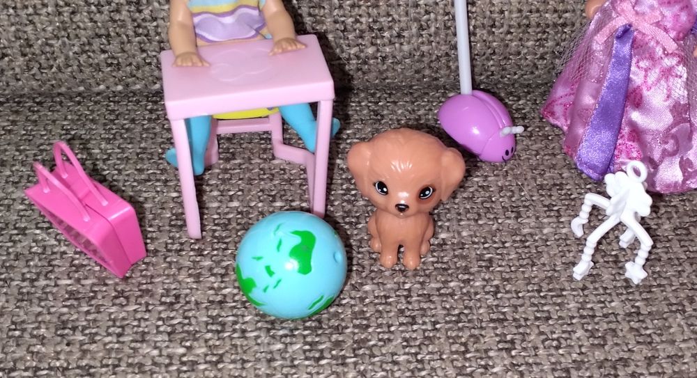 Irmãs da Barbie com móveis