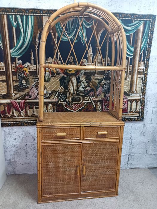 Móvel em bambu, exemplar estado.
Muito  versátil e com um design desigual. Medidas em foto no anúncio.
Intervenção de restauro.