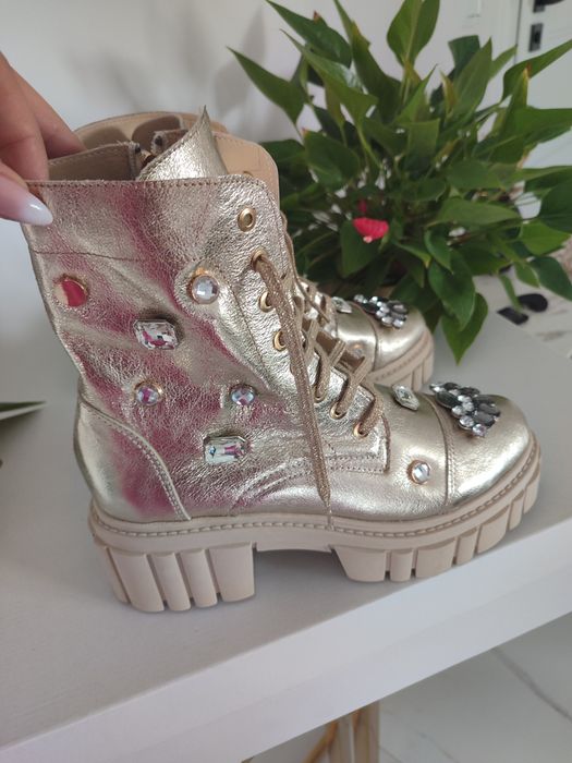 Eleganckie workery złote z ozdobami kolory naturalna skóra