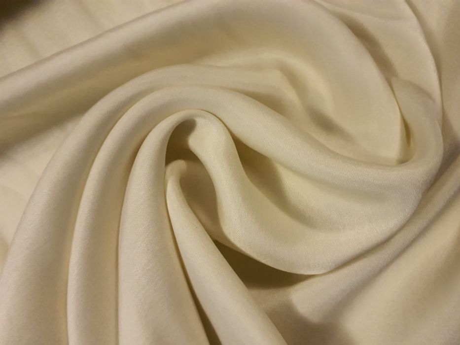 Tkanina kremowa szer.140 cm.